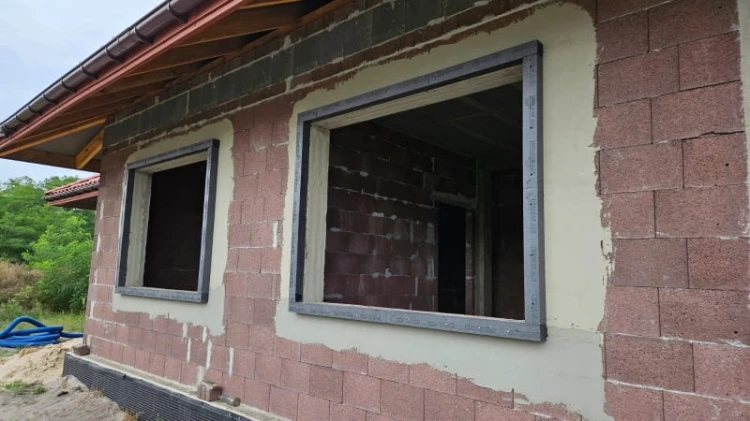 Okna zamontowane przed ścianą w systemie KNELSEN MTF, realizacja